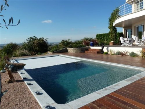 Installation de volet roulant sur mesure pour piscine extérieure