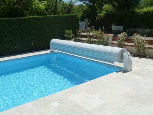 Installation de volet roulant sur-mesure pour piscine extérieure