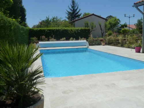 Contour de piscine en travertin Aucamville